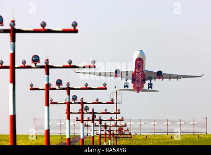 Les phares d'atterrissage sur piste en face d'un Airbus A330 Air Berlin à l'Aéroport International de Düsseldorf, Düsseldorf Banque D'Images