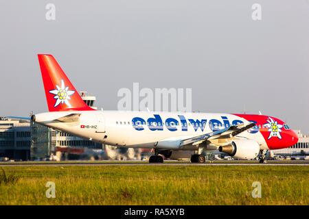 Un Edelweiss Air Airbus A320 après l'atterrissage à l'Aéroport International de Düsseldorf, Düsseldorf, Rhénanie du Nord-Westphalie Banque D'Images