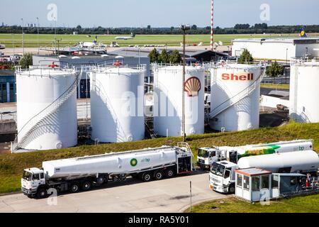 Réservoir de carburant aviation ferme, station de charge pour les camions-citernes, l'Aéroport International de Düsseldorf, Düsseldorf, Rhénanie du Nord-Westphalie Banque D'Images