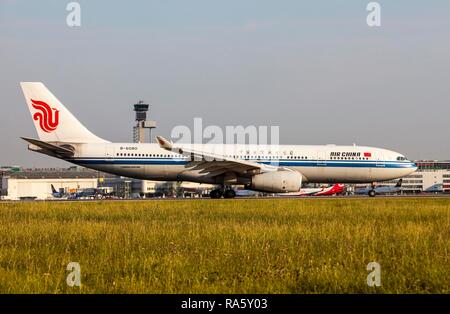 Un Air China Airbus A330 après l'atterrissage à l'Aéroport International de Düsseldorf, Düsseldorf, Rhénanie du Nord-Westphalie Banque D'Images