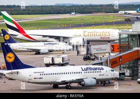 Avions de différentes compagnies aériennes, aires de manœuvre de l'Aéroport International de Düsseldorf, Düsseldorf, Rhénanie du Nord-Westphalie Banque D'Images