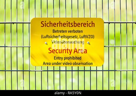 Panneau d'avertissement sur la clôture périphérique de l'Aéroport International de Düsseldorf, zone de sécurité, Düsseldorf, Rhénanie du Nord-Westphalie Banque D'Images