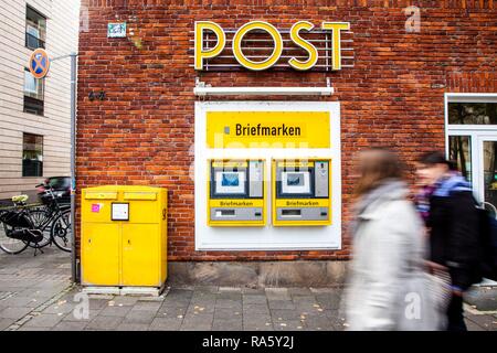 Les machines à affranchir, case courrier de la poste allemande dans un bureau de poste, Domplatz, Muenster, Rhénanie du Nord-Westphalie Banque D'Images