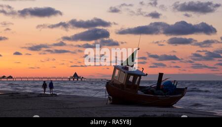Bateau de pêche sur la plage le soir, Nice, l'île d'Usedom, Mecklembourg-Poméranie-Occidentale Banque D'Images