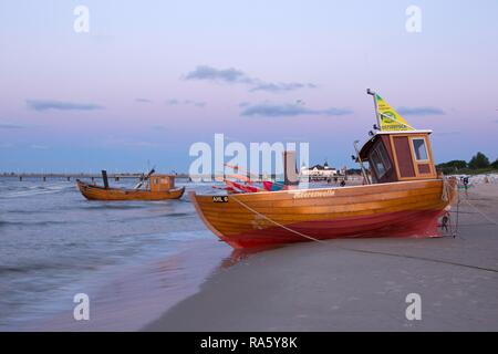 Bateaux de pêche sur la plage le soir, Nice, l'île d'Usedom, Mecklembourg-Poméranie-Occidentale Banque D'Images