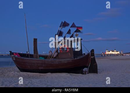 Bateau de pêche sur une plage dans la soirée, de la jetée, l'île de Usedom, d'Ahlbeck, Mecklembourg-Poméranie-Occidentale Banque D'Images