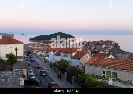 Vue depuis la colline derrière la vieille ville fortifiée de Dubrovnik, un joyau dans la couronne croate sur la côte Adriatique de Croatie. Banque D'Images