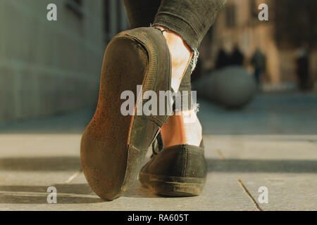 Black denim baskets dans la ville Banque D'Images