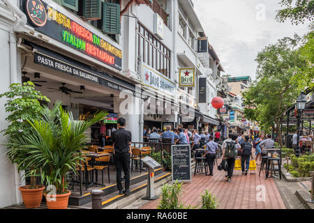 Singapour - 14 décembre 2018 : Les gens de boire dans les pubs sur Boat Quay. La rue est très prisé par les touristes et expatriés. Banque D'Images