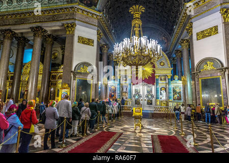 Saint Petersburg, Russie - 8 juin 2018 - grand groupe de personnes faisant la queue à l'intérieur d'une église orthodoxe à Saint-Pétersbourg en Russie Banque D'Images