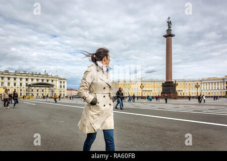 Saint Petersburg, Russie - 8 juin 2018 - une femme marche dans un grand carré dans un jour nuageux à Saint-Pétersbourg en Russie Banque D'Images
