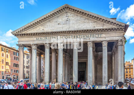 Rome, Italie - 17 mai 2018 - Grand groupe d'apprécier un jour ensoleillé chaud sur la PIAZZA DELLA ROTONDA, célèbre par le Panthéon. Banque D'Images