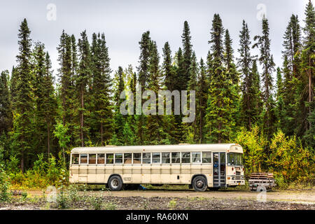 Alaska, USA - 10 septembre 2017 - Une école abandonnée près de bus par une pinède dans un jour nuageux Banque D'Images