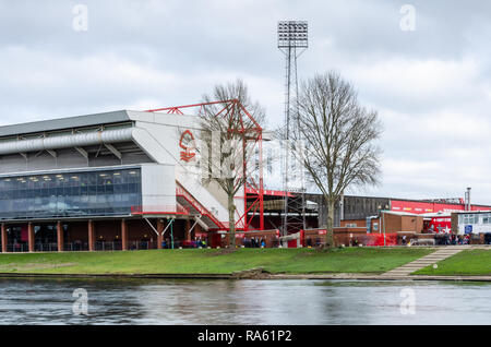 Une longue exposition de la ville, terre d'accueil Nottingham Forest Football Club sur les rives de la rivière Trent à Nottingham, Royaume-Uni Banque D'Images