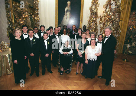 12/17/1998 - Photographie du Président William Jefferson Clinton et Hillary Rodham Clinton posant pour une photo avec des athlètes des Olympiques spéciaux à un dîner de la Maison Blanche Banque D'Images