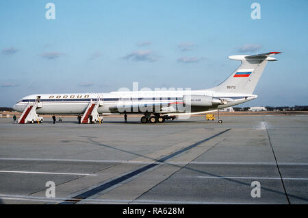 1992 - Une vue du côté gauche de l'aéronef de J1-62M le Président russe Boris Eltsine en stationnement sur sur la ligne de vol à la suite de l'arrivée officielle. Banque D'Images