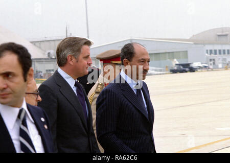 1978 - Vice-président Walter Mondale (à gauche du centre) escorte le Président égyptien Anouar el-Sadate (à droite) avant le départ de Sadate une visite d'état en nous. Banque D'Images