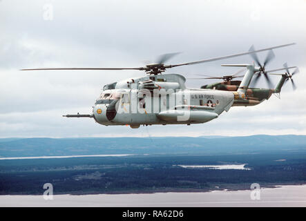 1978 - Un avion vue côté gauche de deux 39e Escadre de sauvetage et de récupération de l'aérospatiale HH-53 helicopters sur Goose Bay en route de la base aérienne d'Eglin, en Floride, à Woodbridge, en Angleterre. Banque D'Images