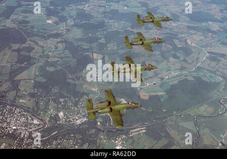 1979 - Quatre Virginia Air National Guard A-10A Thunderbolt II aéronefs volent en formation. Banque D'Images