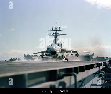 1978 - Un Attack Squadron 66 (VA-66) A-7E Corsair II est lancé à partir de l'aéronef des porte-avions USS Dwight D. Eisenhower (CVN 69). Banque D'Images
