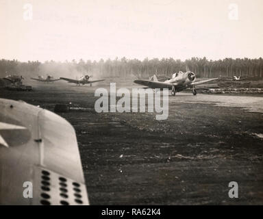 Photos de la DEUXIÈME GUERRE MONDIALE - Marine Corps coupes de l'Escadron 'Bulldog' taxi sur la rampe vers les pistes sur Henderson Field sur Guadalcanal à décoller pour leur raid sur l'Aérodrome de Plantation Vila, l'île de Kolombangara En Solomons. Banque D'Images