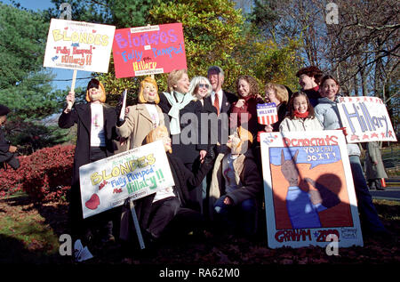 Photographie du Président William Jefferson Clinton, la première dame Hillary Rodham Clinton, et Chelsea Clinton se faisant passer à un bureau de scrutin dans Chappaqua, New York 11/7/2000 Banque D'Images