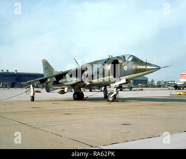 1978 - Une vue avant droite d'un escadron d'attaque maritime (Formation) 542 (TMAV-542) TAV-8A Harrier avions stationnés sur l'aire de trafic. Banque D'Images