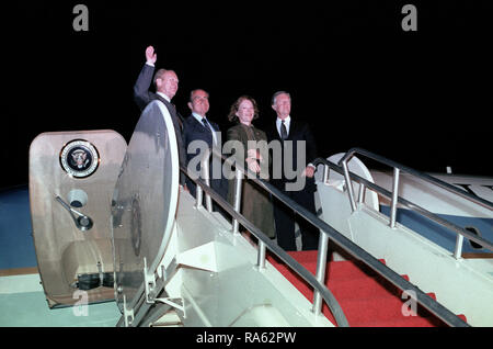 - À partir de 1982 (de gauche à droite), ancien président Gerald R. Ford, Richard Nixon, l'ancienne Première Dame Rosalynn Carter et l'ancien Président Jimmy Carter vague bon par où ils se préparent à partir pour l'Égypte. Ils vont assister aux funérailles pour tué le président égyptien Anouar el-Sadate. Banque D'Images