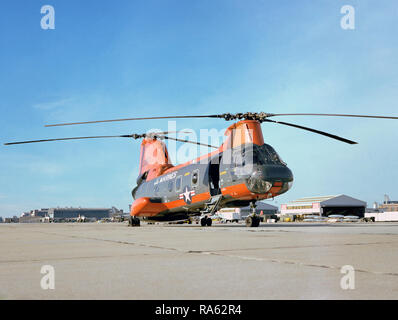 1978 - Vue avant droite de l'aire marine de HH-46 Sea Knight helicopter assis sur une ligne de vol. L'HH-46 est l'exploitation de la station de l'Escadron de génie. Banque D'Images