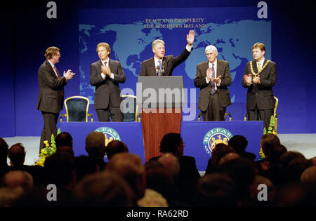 9/3/1998 Photographie du Président William J. Clinton, le Premier Ministre Tony Blair, David Trimble, Seamus Mallon et Lord Mayor David Alderdice s'adressant à l'Assemblée de l'Irlande du Nord dans l'Auditorium principal au Waterfront Hall de Belfast, en Irlande du Nord Banque D'Images