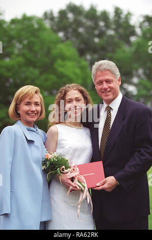 6/7/1997 Photographie du Président William Jefferson Clinton, la première dame Hillary Rodham Clinton, et Chelsea Clinton qui pose pour l'obtention du diplôme de Chelsea Portrait Banque D'Images