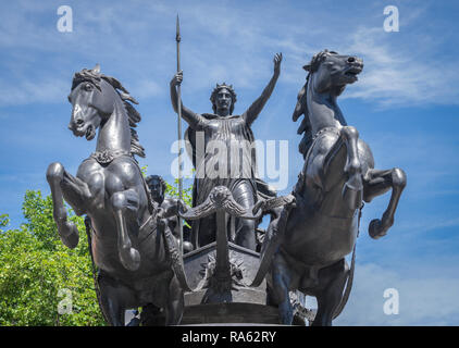 Sculpture en bronze spectaculaire de reine Boadicea, charge sur un char, situé près de Westminster Bridge à Londres et créé par Thomas Thorneycroft Banque D'Images