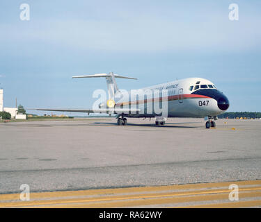 1978 - Vue avant droite de l'aire marine de C-9B Skytrain avion assis sur la ligne de vol. Le C-9B est à partir de l'Escadron du génie de l'exploitation de la station. Banque D'Images