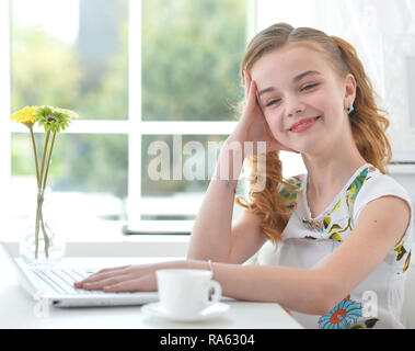 Portrait de petite fille avec les ordinateurs portables Banque D'Images