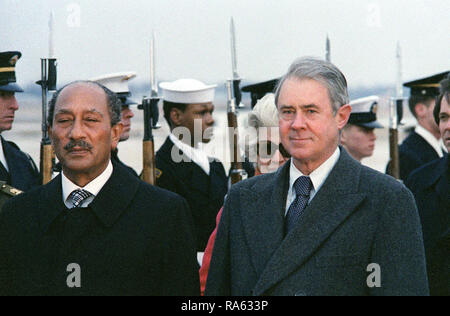 1978 - Le président égyptien Anouar el-Sadate (à gauche) reçoit les honneurs militaires à son arrivée aux États-Unis. Il est accompagné par la secrétaire d'Etat Cyrus R. Vance (à droite). Banque D'Images