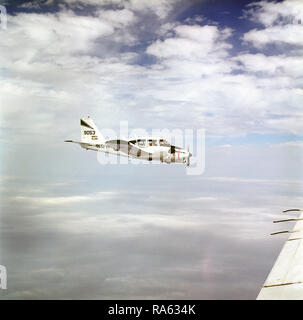 1976 - Un avion vue côté droit d'un U-11A avions aztèque près de San Diego, en Californie. Banque D'Images