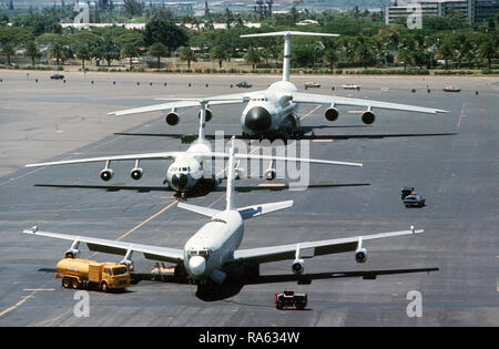1979 - UN KC-135 Stratotanker, C-141B Starlifter et C-5A Galaxy avions stationnés sur l'aire de trafic. Banque D'Images