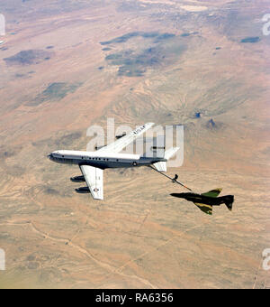 1978 - Un avion vue du côté gauche d'un F-4 Phantom II être ravitaillé par un KC-135 Stratotanker un avion. L'advanced aerial refueling boom est fixé entre les deux avions. Banque D'Images