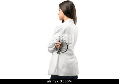 Vue arrière du médecin asiatique femme en robe blanche holding stethoscope isolés sur fond blanc Banque D'Images