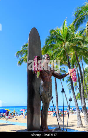 Honolulu, Hawaii - Dec 23, 2018 : Duke Kahanamoku statue emblématique. Duc est considéré comme "le père de la voile", un maître de natation, wind surf et Banque D'Images