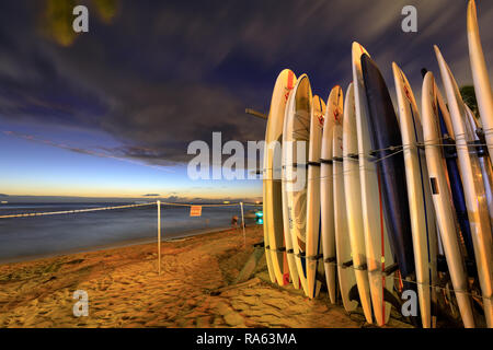 Honolulu, Hawaii - Dec 23, 2018 : Planches de pile sur la plage de Waikiki au coucher du soleil Banque D'Images