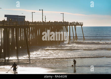 Jan 2017 Pismo Beach Pier, CA : Par une froide après-midi clair les gens prendre le soleil et profiter du beau temps avec une fin d'après-midi promenade sur Pismo Pier. Banque D'Images