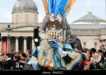 Londres, Royaume-Uni. UK. 06Th Jan, 2019. Londres, Royaume-Uni. 1er janvier 2019. Carnaval del Pueblo entretient avec les rythmes latino-américains et de la danse.London's défilé du Nouvel An 2019, ou LNYDP, dispose d'un peu plus de 10 000 participants de l'USA, UJ et l'Europe dans des fanfares, des escouades, encourager des flotteurs à thème de London's les quartiers, et bien d'autres groupes. La route progresse de Piccadilly via populaires repères tels que Trafalgar Square à Whitehall dans le centre de Londres chaque année. Credit : Imageplotter News et Sports/Alamy Live News Banque D'Images