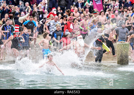 Newquay, Cornwall, UK. 1er janvier, 201p. Une participation massive de hardy nageurs qui ont bravé à eaux froides du port de Newquay Newquay pour le jour de l'an Dip. Le 'Dip' est tenue de recueillir des fonds pour la charité que CLIC SARGENT donne soutien aux jeunes atteints du cancer. Gordon 1928/Alamy Live News. Banque D'Images