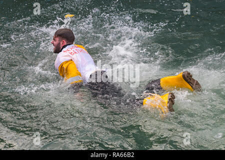 Poole, Dorset, UK. 1er janvier 2019. Le jour de l'Baignoire course a lieu avec beaucoup d'émotion, de déversements et de sabotage ! Des centaines se regarder l'événement, comme une variété de l'insolite accueil artisanat de prendre l'eau à la race, avec les participants s'amusant lancer des œufs et de la farine, tirant des canons à eau et de l'artisanat. concurrentes chavirement Un sentir bon début de la nouvelle année. Credit : Carolyn Jenkins/Alamy Live News Banque D'Images