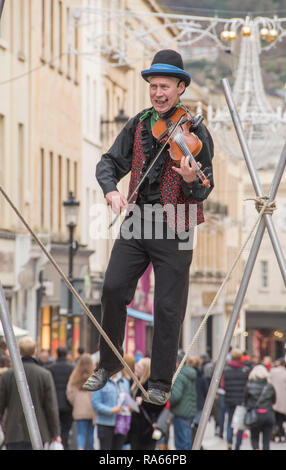 Bath, Royaume-Uni. 1er janvier 2019. Un artiste de rue joue de son violon tout en marchant sur un fil dans le centre de Bath, en Angleterre, le premier jour de 2019 que la foule d'acheteurs de profiter pleinement des nouvelles années Jours ventes. Credit : Phil Rees/Alamy Live News Banque D'Images