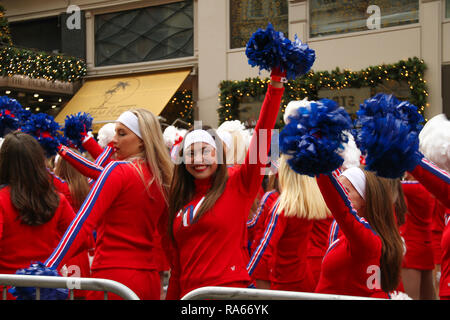 Londres, Royaume-Uni. 1er janvier 2019. Un membre de l'équipe universitaire de Spirit of All-Americans-Group # 2, les vagues de l'avant a de la parade. Environ 8 000 artistes représentant les arrondissements de Londres et plus de 20 pays du monde entier prennent part à la réunion annuelle des nouveaux ans Parade sur la rue de Londres le 1er janvier 2019. Le défilé sera comme : danseurs, acrobates, cheerleaders, fanfares, les véhicules historiques et d'énormes ballons faire leur chemin à partir de la station de métro Green Park à la place du Parlement. Crédit : david mbiyu/Alamy Live News Banque D'Images