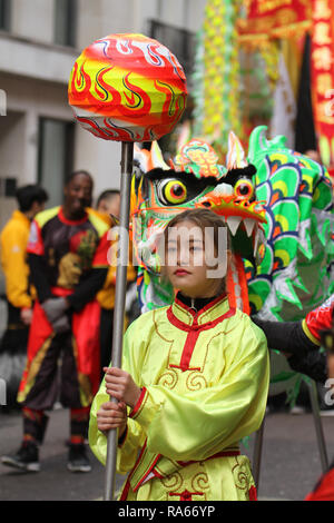 Londres, Royaume-Uni. 1er janvier 2019. Une performe du groupe chinois de Londres avant de rejoindre l'parde à Berkeley Square. Environ 8 000 artistes représentant les arrondissements de Londres et plus de 20 pays du monde entier prennent part à la réunion annuelle des nouveaux ans Parade sur la rue de Londres le 1er janvier 2019. Le défilé sera comme : danseurs, acrobates, cheerleaders, fanfares, les véhicules historiques et d'énormes ballons faire leur chemin à partir de la station de métro Green Park à la place du Parlement. Crédit : david mbiyu/Alamy Live News Banque D'Images