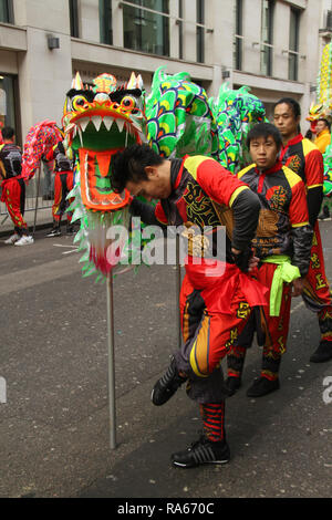 Londres, Royaume-Uni. 1er janvier 2019. Les artistes interprètes ou exécutants de la London Chinatown Chinese Association vu l'avant de la nouvelle années parde au Berkley Square. Environ 8 000 artistes représentant les arrondissements de Londres et plus de 20 pays du monde entier prennent part à la réunion annuelle des nouveaux ans Parade sur la rue de Londres le 1er janvier 2019. Le défilé sera comme : danseurs, acrobates, cheerleaders, fanfares, les véhicules historiques et d'énormes ballons faire leur chemin à partir de la station de métro Green Park à la place du Parlement. Crédit : david mbiyu/Alamy Live News Crédit : david mbiyu/Alamy Live News Banque D'Images