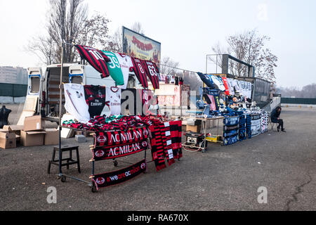 Milan, Italie. 1er janvier 2019. Milan, Inter et Juventus t-shirts et des gadgets pour la vente à un vendeur de rue en face du San Siro, le 01 janvier 2019 Credit : Mairo Cinquetti/Alamy Live News Banque D'Images